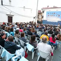 “Svet se deli na dva dela: na tiste, ki hočejo ubiti domišljijo, in tiste, ki jo hočejo rešiti,” je nekoč dejal Roberto Rossellini.  Mednarodni filmski festival Kino Otok, ki si je pred enajstimi leti za  svoje sidrišče izbral Izolo, je tudi lani,  ob