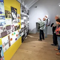 Piran je bil zaradi svoje naravne lepote in slikovitosti pa tudi studia, ki so ga na Fornačah v prostorih nekdanje tovarne leta 1959 udarniško postavili sami filmarji, središče slovenske filmske industrije, neke vrste domači Hollywood. Mesto ni bilo