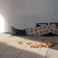Brez doma, samo s tistim, kar ima s seboj, je človek našel zavetje pred burjo in včerajšnjo noč  prespal pod vedrim nebom.