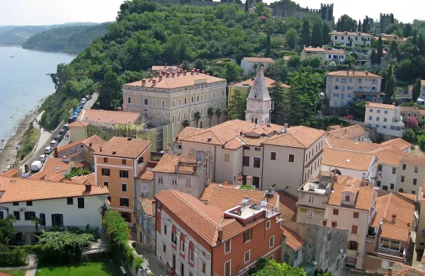 Ob 10.10 je na Obzidni ulici v Piranu na strehi stanovanjske stavbe eksplodirala petarda in pri tem poškodovala ostrešje.