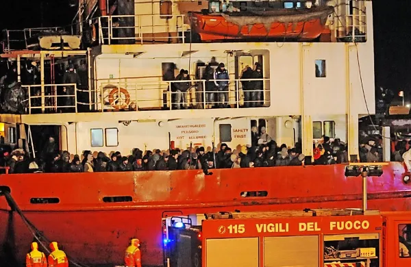 Na tovorni ladji Blue Sky M  je bilo skoraj 800 migrantov, posadka pa je p z nje zbežala.