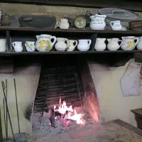 Na kmetiji Ograde posebno domačnost pričara tudi ognjišče.