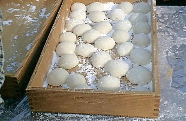 Na Japonskem se je med novoletnimi prazniki devet ljudi zadušilo z močiji, tradicionalnimi kolački iz lepljivega riža, poročajo tamkajšnji mediji.