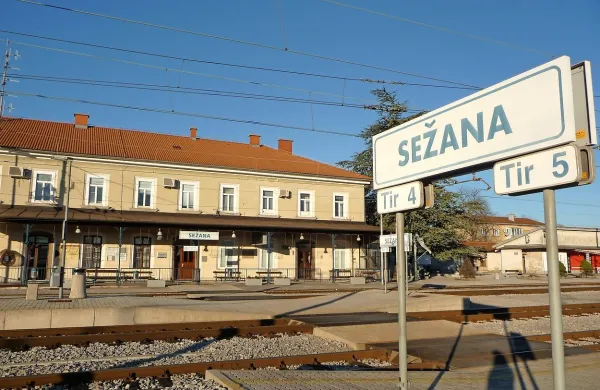 Železniška postaja Sežana, na kateri se je pred desetletji trlo tudi potnikov na mednarodnih vlakih iz Turčije čez Italijo do Pariza, zdaj bolj ali manj sameva. Normalno vozijo z nje samo vlaki za  Novo Gorico. Od danes pa bo z nje vsak dan odpeljalo