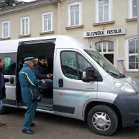 Pred dnevi smo v objektiv ujeli “železniška” potnika, ki sta se iz Sežane proti  Opčinam odpeljala s kombijem. Zanju sta poskrbela dva delavca: sprevodnik in voznik. Včasih je kombi tudi bolj poln, včasih pa se voznik in sprevodnik peljeta sama.  