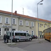 Tako že od februarja poteka potovanje “po železnici” od Sežane do Ljubljane: na železniški postaji potniki kupijo vozovnico za vlak, nato pa sedejo na avtobus ali kombi.