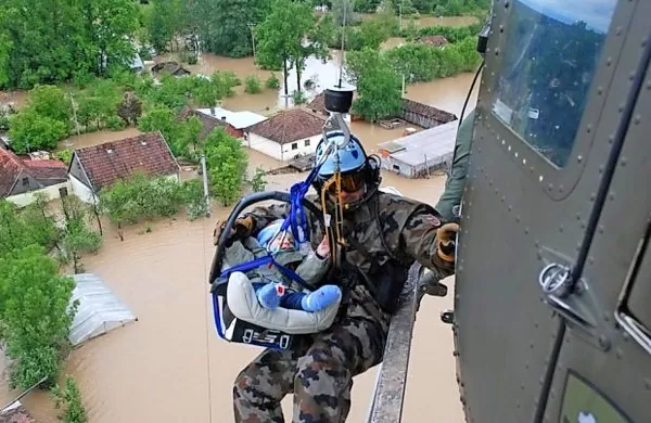 Na fotografiji, pod katero je podpisan nadporočnik Rok Einhauer, ekipa helikopterja Slovenske vojske s pomočjo vitla dviguje majhnega otroka v otroškem sedežu na helikopter