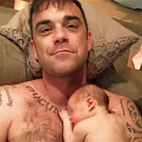 Robbie Williams je znova postal očka.