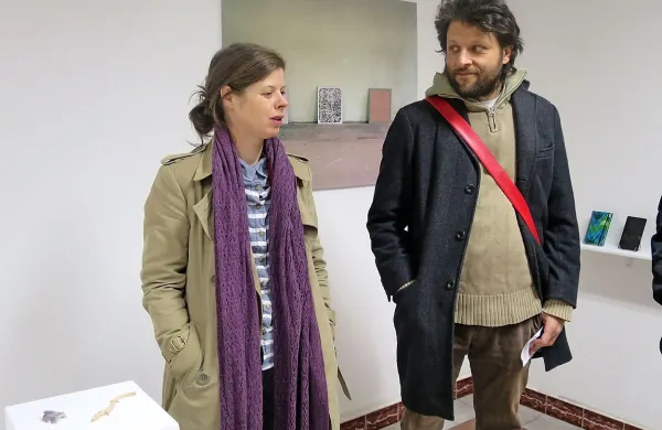 Mateja Rojc in Simon Hudolin Salči na otvoritvi  razstave v domačem Cerknem.