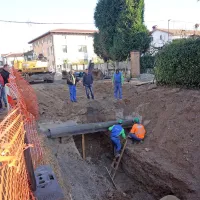 Daleč največ sivih las zaradi gradnje imajo Vrtojbenci, saj je osrednja ulica prekopana že deset mesecev, popolne zapore se premikajo zdaj sem zdaj tja. To bo trajalo  do marca. 
