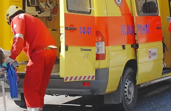Po trčenju vozilo odbilo na parkiri&scaron;če, po&scaron;kodovana &scaron;e dva avtomobila