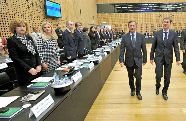 “Verodostojnost države se najprej vzpostavlja doma,” je diplomatom, zbranim na letnem posvetu, dejal slovenski  premier Miro Cerar (desno).