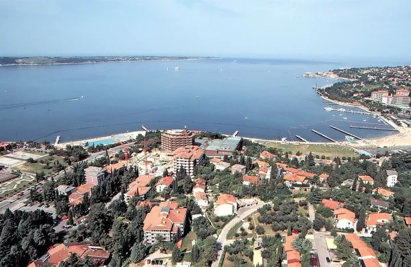 Vodni akvatorij v Piranskem zalivu naj bi sodišče v Haagu v prvi polovici leta 2015 dokončno razdelilo med Slovenijo in Hrvaško.