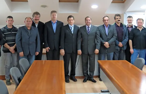 V Komnu je glas glede imenovanja nadzornega odbora dvignil opozicijski svetnik Stojan Kosmina (stoji četrti z desne). 