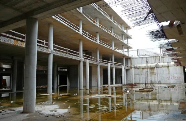 V tem delu bi po načrtih uredili upravno središče in na eni lokaciji združili različne urade. Poleg koprske upravne enote, ki deluje v več kot 300 let stari  palači, bi se morali v novi objekt preseliti še geodetska uprava, davčna uprava in vse državne