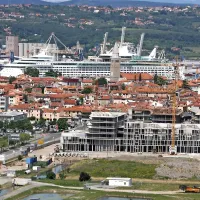Marsikateri Koprčan meni, da tako kolosalna stavba ne sodi v Koper in da s svojo velikostjo kazi veduto mesta. Vse kaže, da se bosta dosedanjim šestim nadstropjem v prihodnje pridružili še dve etaži. Prve zamisli, ki so jih v občini nizali v letih 2007