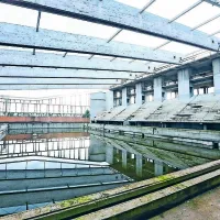 50-metrski olimpijski bazen je  danes poln kalne vode, v kateri so se že razrasle alge, smeti pa gnijejo na njegovem dnu. Če ne bi šlo vse po zlu, bi tukaj že kakšno leto lahko trenirali člani plavalnega in vaterpolo kluba. Bazena v Žusterni pa pozimi