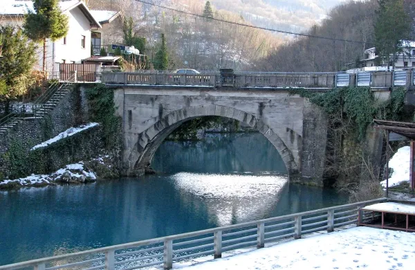 Nov most bi z večjim lokom in pretočnostjo  preprečeval poplave ob jezeru.
