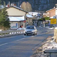 Med bifejem in gasilskim domom (na levi  strani ceste) naj bi že letos gradili parkirišča.
