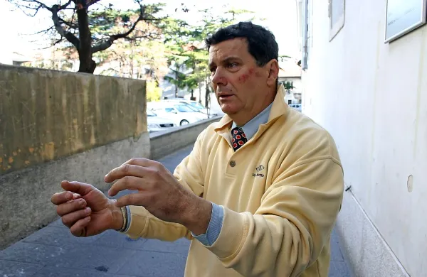 Enver Velić je pred sedmimi leti prišel v uredništvo Primorskih novic in nas prepričeval, da so ga med postopkom v Izoli  policisti  brutalno pretepli in okradli. Njegove trditve  so na policijski upravi ovrgli. 