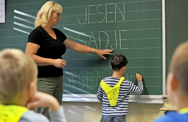 Različno financiranje programov javnih in zasebnih osnovnih šol je protiustavno, so odločili ustavni sodniki.