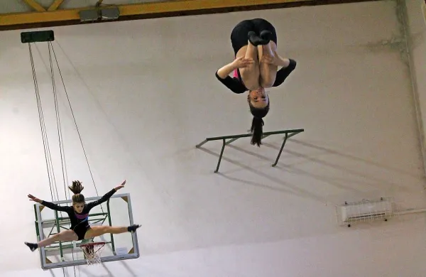 Gledalcem v Renčah so akrobacije mladih mojstrov na prožni ponjavi nudile veliko užitka.