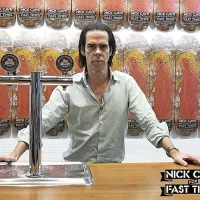 Nick Cave s svojo serijo skejtov