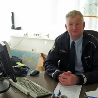 Komandir Policijske postaje Sežana Jožef Muhič zagotavlja, da bodo za vse nujne primere občanom vedno na voljo v Sežani in na številki 113. Policisti bodo enako kot doslej prisotni na Komenskem tudi vse dni v tednu, ko pisarna ne bo delovala.