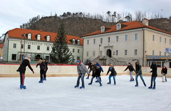 Drsališče ne sameva niti ob dopoldnevih, saj se takrat na njem  rekreirajo organizirane ali šolske skupine. Tako je bilo tudi včeraj dopoldne.