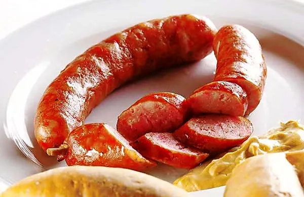 Kranjska klobasa sodi med najbolj priljubljene slovenske mesne izdelke in je ena najbolj mednarodno prepoznavnih slovenskih specialitet.