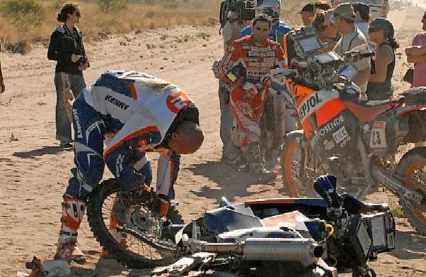 Na reliju Dakar so okvare vozil, poškodbe in žal tudi smrti dirkačev stalnica.