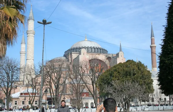 V torek zgodaj zvečer je  Elif Sultan Kalsen prišla na policijsko postajo v starem mestnem jedru Carigrada, ki je zelo priljubljen med turisti in v katerem se med drugim nahajata sloviti Modra mošeja in Hagija Sofija. 