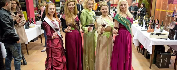 Vinska kraljica Slovenije Špela Štokelj (v sredini) na nedavni 
prireditvi Primorske in vino v Kopru s kolegicami, Saro Pfeifer 
Pelicon, vinsko kraljico slovenske Istre, Tejo Erzetič, vinsko 
kraljico rebule, Katrin Štoka, vinsko kraljico terana in Anjo 
Kodele, vinsko kraljico Vipavske doline (z desne).