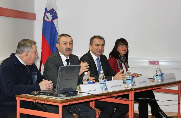 Srečko Šestan (drugi z leve), poveljnik Civilne zaščite RS, pravi, da bi s pomočjo posvetov županom rad dopovedal, naj v občinske štabe civilne zaščite postavijo ustrezne ljudi.