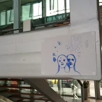 Risba Erika Mavriča na ograji podjetja in galerije
