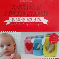 Dojenčica Ema Nina in kozarci spominov na naslovnici knjige Povežimo se s svojim otrokom.
