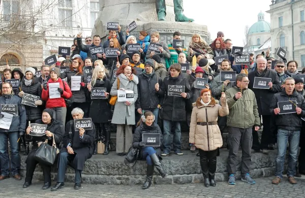 Po sredinem terorističnem napadu na francoski časnik Charlie Hebdo se je danes opoldne približno 150 udeležencev zbralo na shodu za svobodo izražanja in proti nasilju v Ljubljani
