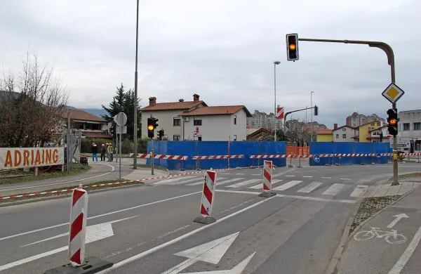 Gradbinci so spet zaprli vhod v Ulico Milojke Štrukelj. Tokrat zaradi razbremenilnikov. 
