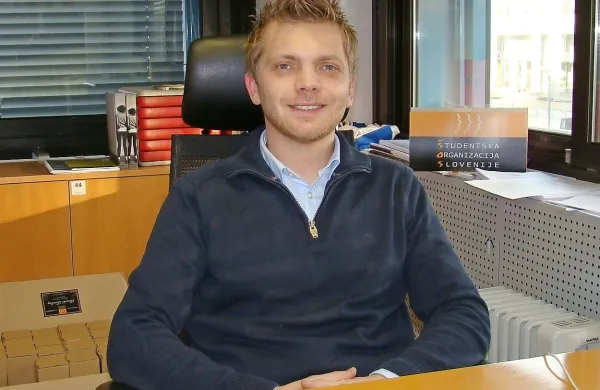 Neplačana pripravništva so po mnenju predsednika Študentske organizacije Slovenije Žige Schmidta novodobno suženjstvo, zato jih država ne bi smela dopuščati.