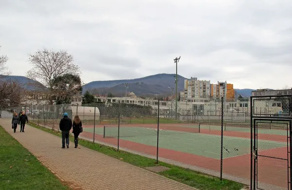 Teniška igrišča v novogoriškem športnem parku se bodo  poslovila, na njihovem mestu pa bodo zgradili dolgo pričakovan 25-metrski pokriti bazen.