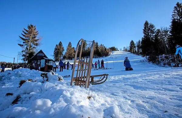 Na nezahtevnem smučišču Suše mnogo otrok  po pouku  uživa na snegu. 