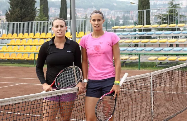Izkušeni Andreja Klepač (levo) in Polona Hercog bosta nosilki igre prenovljene slovenske reprezentance.