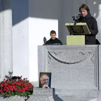 Miklavž Komelj: “Intenzivnosti Tomaža Šalamuna v zanj premajhnem slovenskem okolju mnogi niso vzdržali. Bila so obdobja, ko je lahko pisal pesmi samo zunaj Slovenije. Eden najbolj znanih verzov iz Pokra govori o izselitvi - čeprav je Šalamun obenem ves