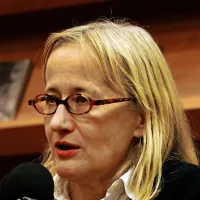 Brina Svit: “Francija je bila napadena ravno v tem, kar ima najbolj dragocenega: duh laičnosti in smisel za humor, in to korozivni, izredno duhovit, ustvarjalen, inteligenten humor.”