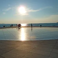 V Zadru so leta 2008 z inovativnim fotovoltaičnim krogom  poklonili Soncu, a jih to lani poleti ni obvarovalo pred poplavami, ki so zalile mestne ulice. 