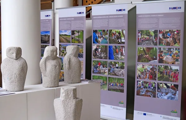 Na razstavi so tudi  kamnite skulpture v obliki sov, ki so nastale na delavnici Kamen je zabaven v Sežani.