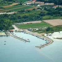 V mandračih Sv. Katarina (na fotografiji)  in Valdoltra je nekaj manj kot polovica najemnikov, ki imajo stalno prebivališče na območju Škofij, Hrvatinov, Bertokov in Dekanov.
