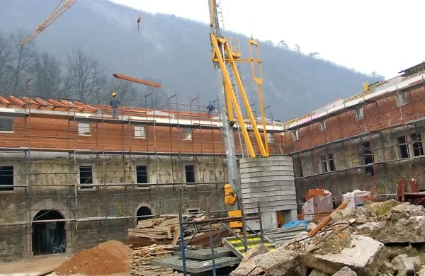 Dež zrežiral zamudo pri obnovi gospodarskega dela Lanthierija