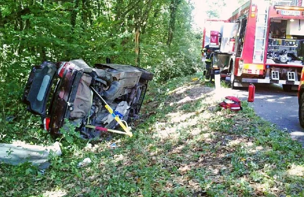 V nesreči, ki se je oktobra 2013 zgodila na cesti med Škrbino in Komnom, je umrl 19-letni sopotnik. 