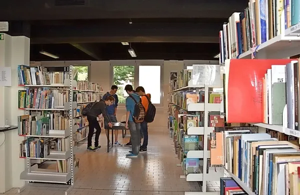  V tolminsko knjižnico z oddelki v Kobaridu in Bovcu množično prihajajo obiskovalci vseh generacij. Aktivnih članov je kar tretjina vseh prebivalcev zgornjega Posočja. 